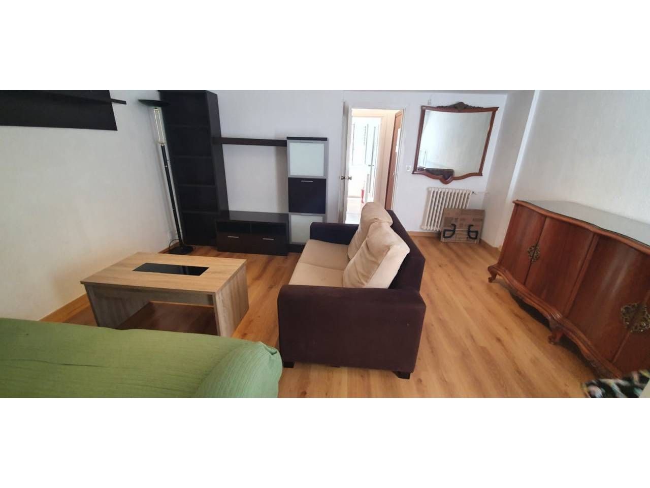 Sala d'estar de Apartament de lloguer en León Capital  amb Calefacció, Parquet i Balcó