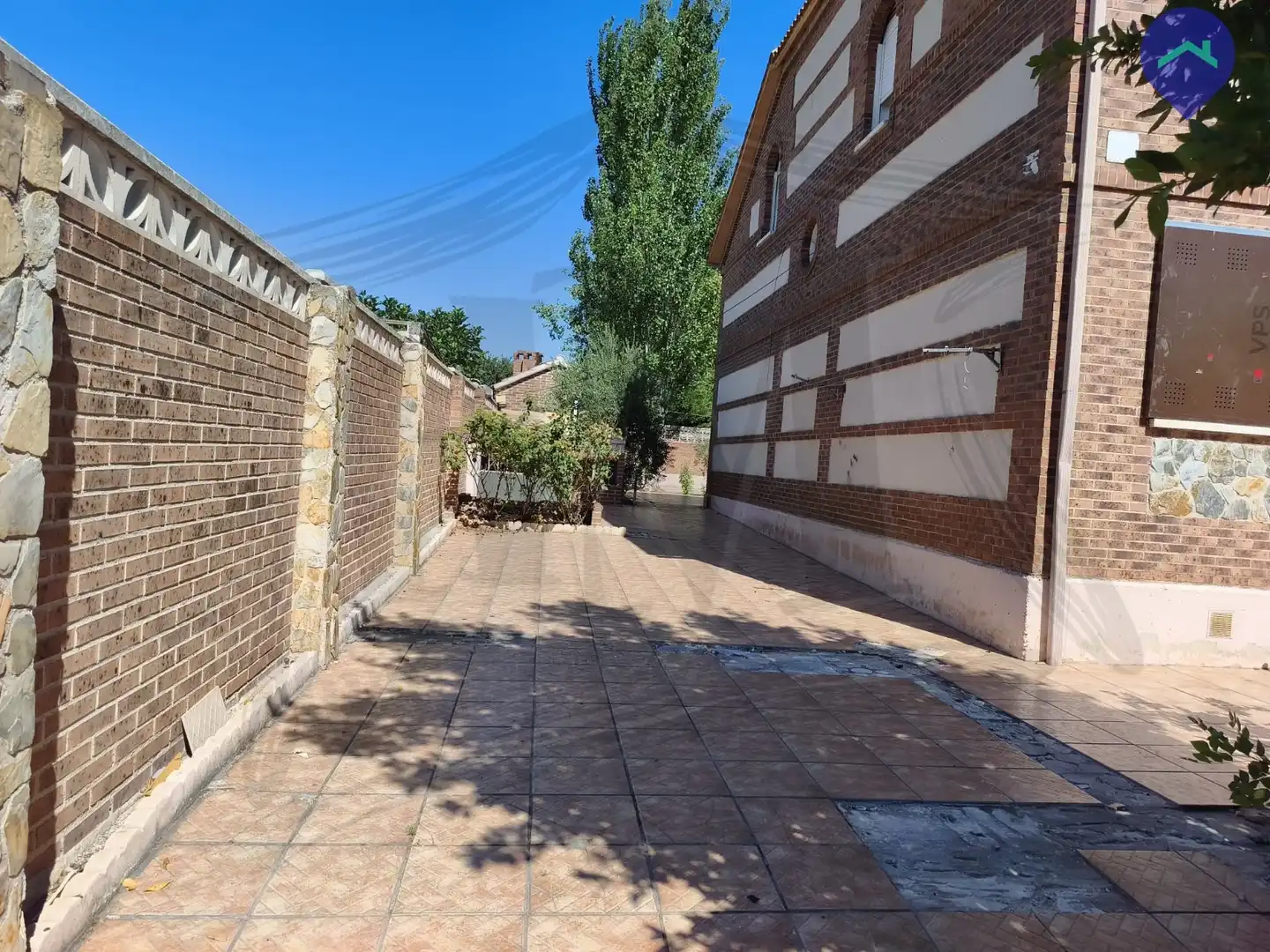 Vista exterior de Casa o chalet en venta en Villanueva de la Torre con Jardín privado, Trastero y Alarma