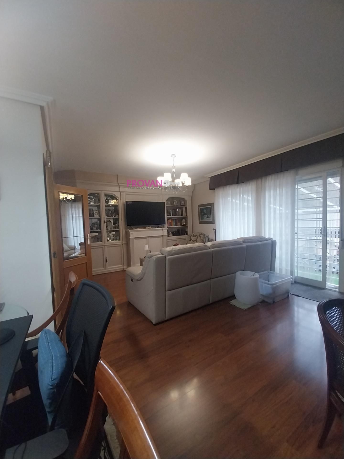 Sala d'estar de Casa adosada en venda en Alcalá de Henares amb Calefacció, Jardí privat i Traster