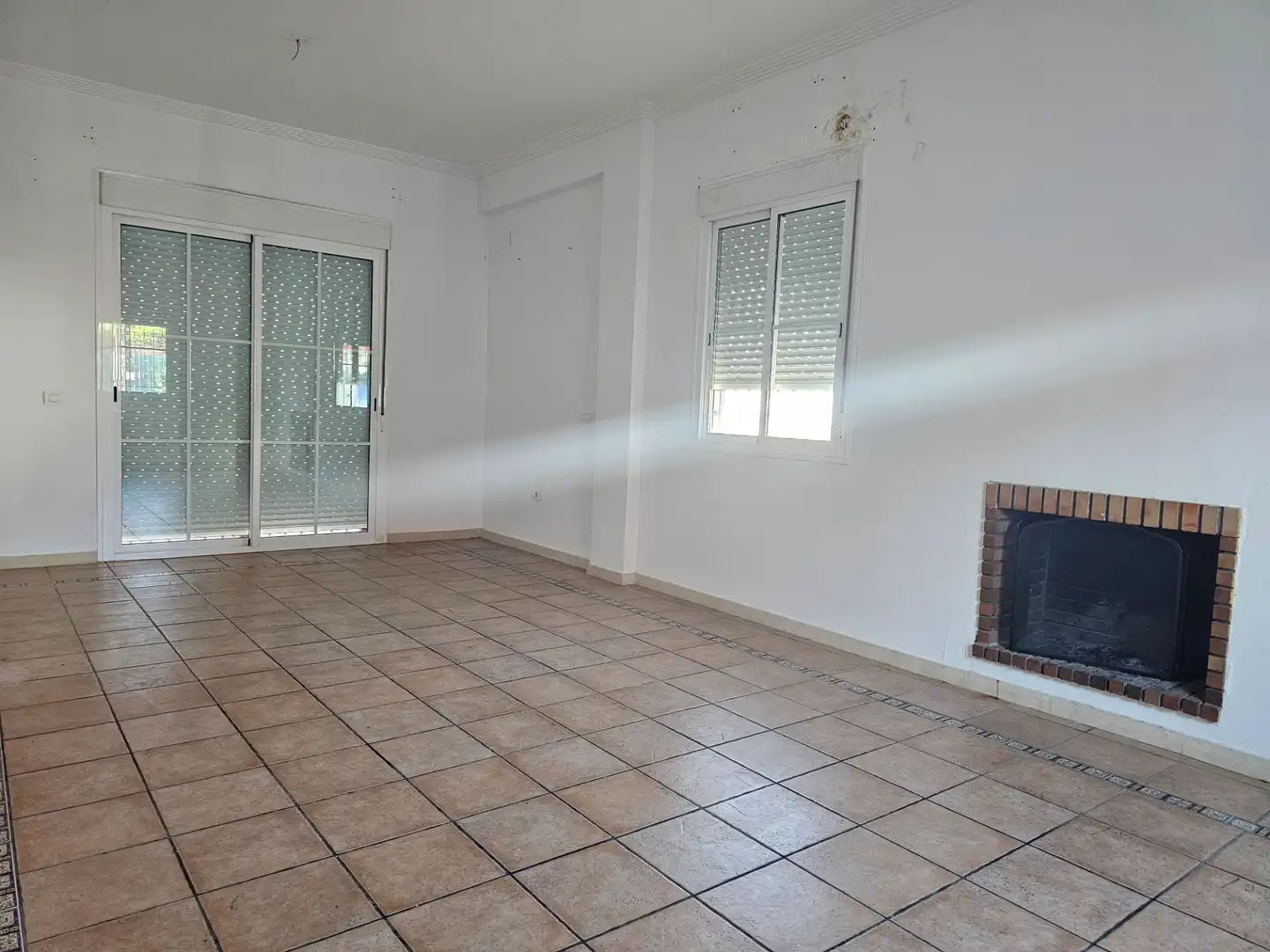 Wohnzimmer von Einfamilien-Reihenhaus zum Verkauf in Umbrete mit Privatgarten, Abstellraum und Schwimmbad