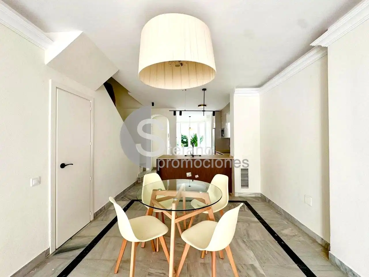 Menjador de Planta baixa en venda en Marbella amb Aire condicionat, Jardí privat i Terrassa