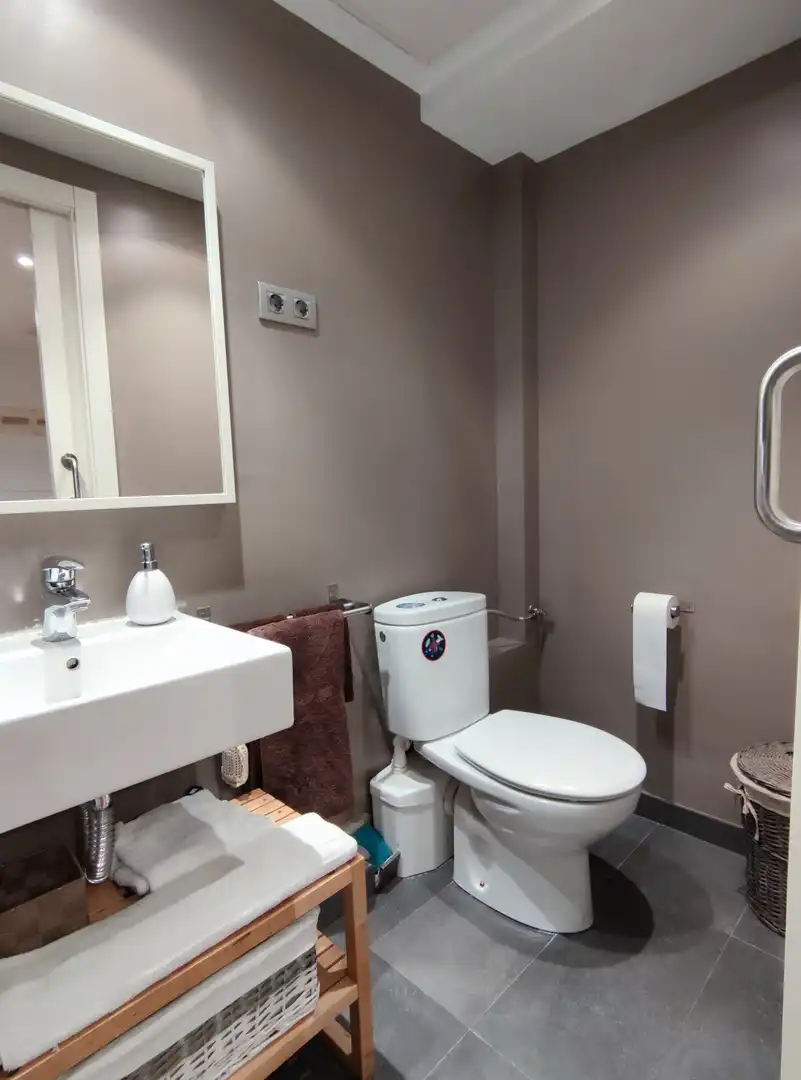 Badezimmer von Büro zur Miete in Tiana mit Möbliert