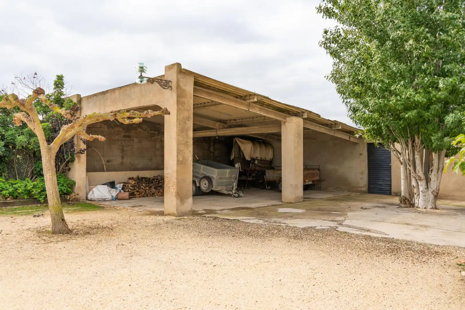 Aparcament de Finca rústica en venda en Deltebre amb Jardí privat, Traster i Piscina