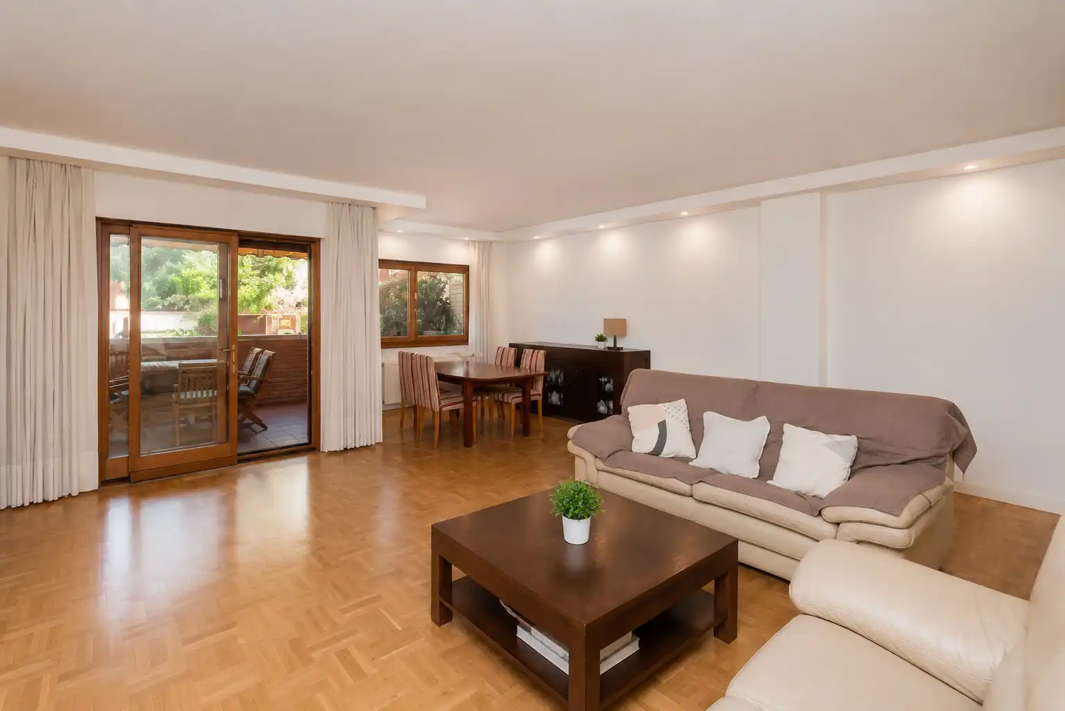 Sala de estar de Piso en venta en Pozuelo de Alarcón con Aire acondicionado, Calefacción y Jardín privado