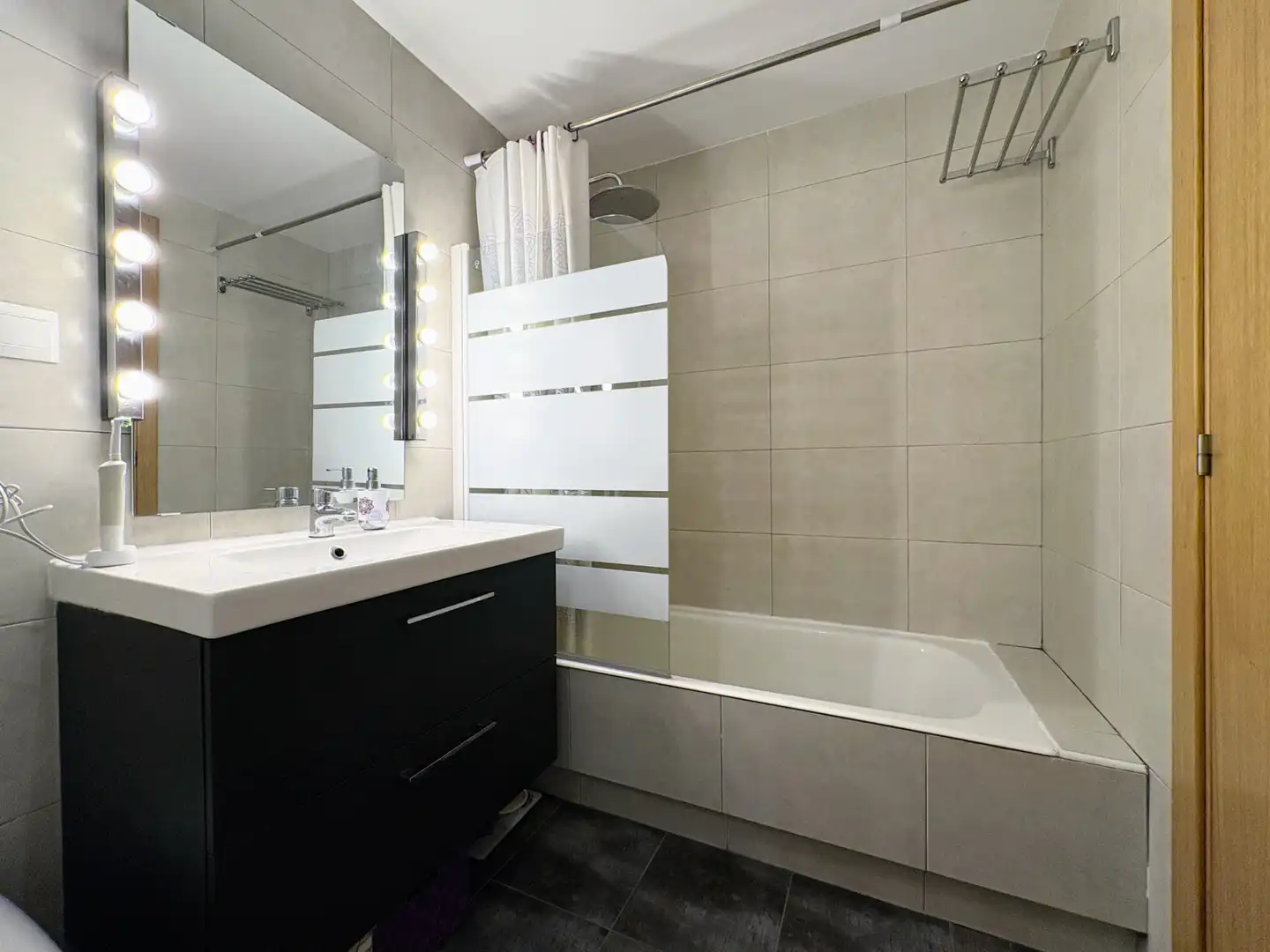 Bathroom of Flat for sale in Cistérniga  with Heating, Private garden and Storage room