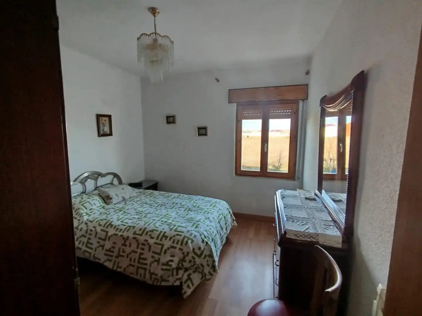 Dormitori de Casa o xalet en venda en Onzonilla amb Calefacció, Jardí privat i Parquet