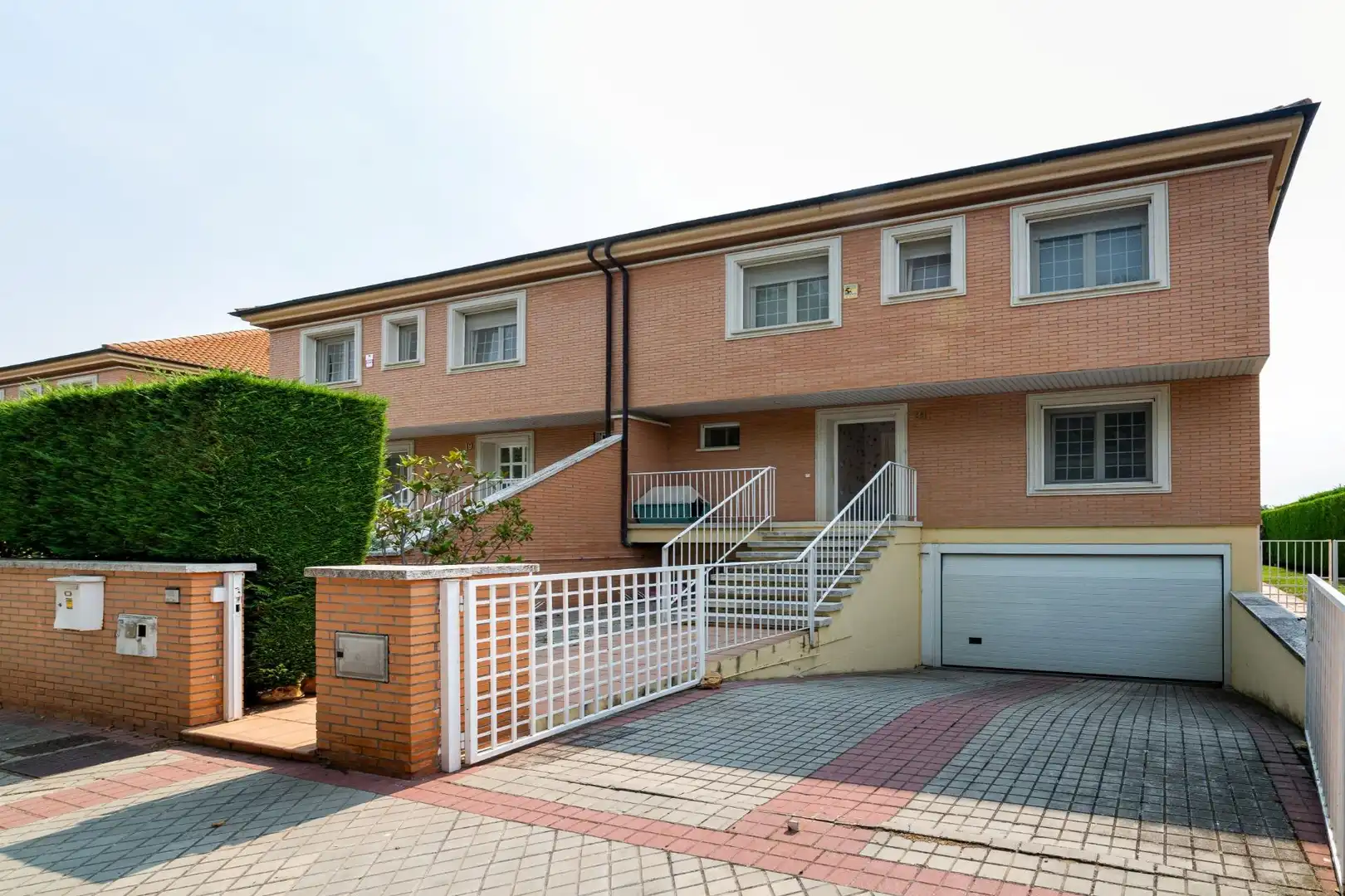 Vista exterior de Casa adosada en venta en Simancas con Calefacción, Jardín privado y Alarma
