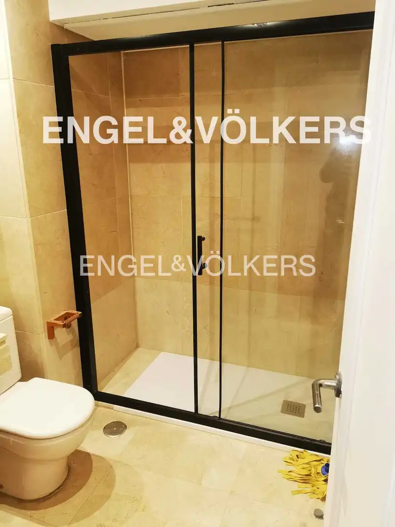 Bathroom of Flat for rent in Madrid  with Air Conditioner, Heating and Private garden