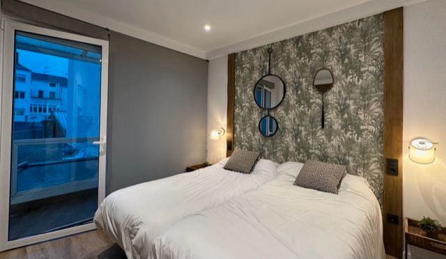 Bedroom of Flat for sale in Santiago de Compostela   with Air Conditioner, Heating and Parquet flooring