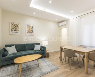 Sala d'estar de Apartament de lloguer en  Madrid Capital amb Aire condicionat, Calefacció i Moblat