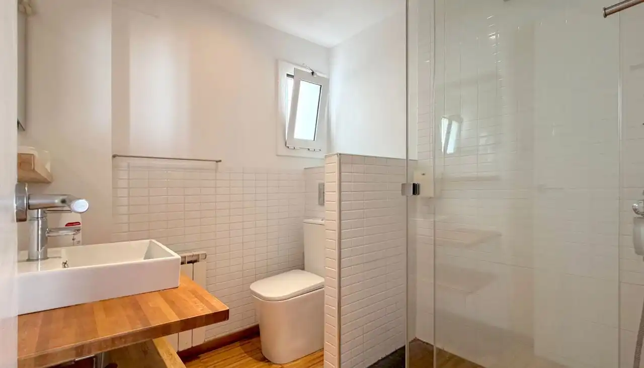 Badezimmer von Wohnung zum Verkauf in Barcelona mit Klimaanlage, Heizung und Terrasse