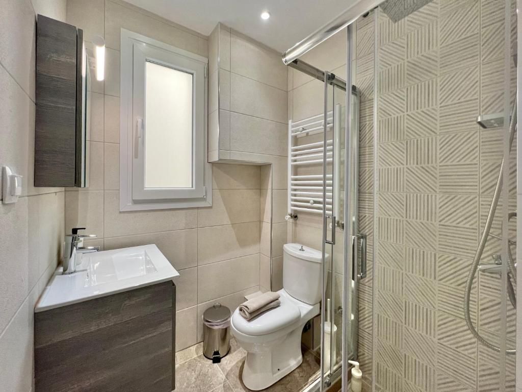 Bany de Pis de lloguer en El Prat de Llobregat amb Aire condicionat, Moblat i TV