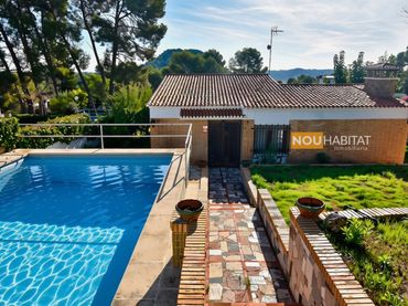 Villa con piscina in vendita a Montserrat