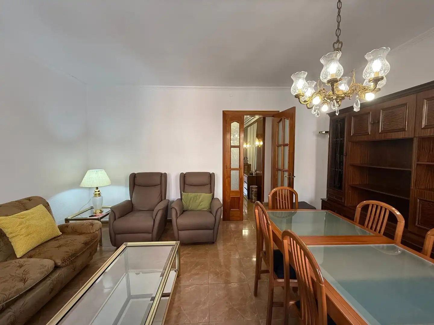 Sala d'estar de Pis de lloguer en Girona amb Calefacció, Terrassa i Moblat