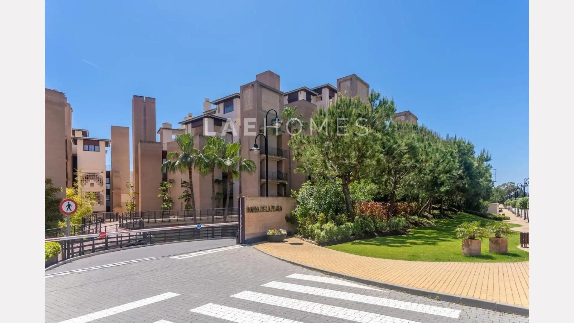 Außenansicht von Dachboden zum Verkauf in Estepona mit Privatgarten, Terrasse und Abstellraum