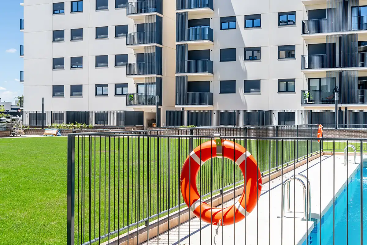 Vista exterior de Planta baixa de lloguer en Alcalá de Henares amb Aire condicionat, Jardí privat i Traster