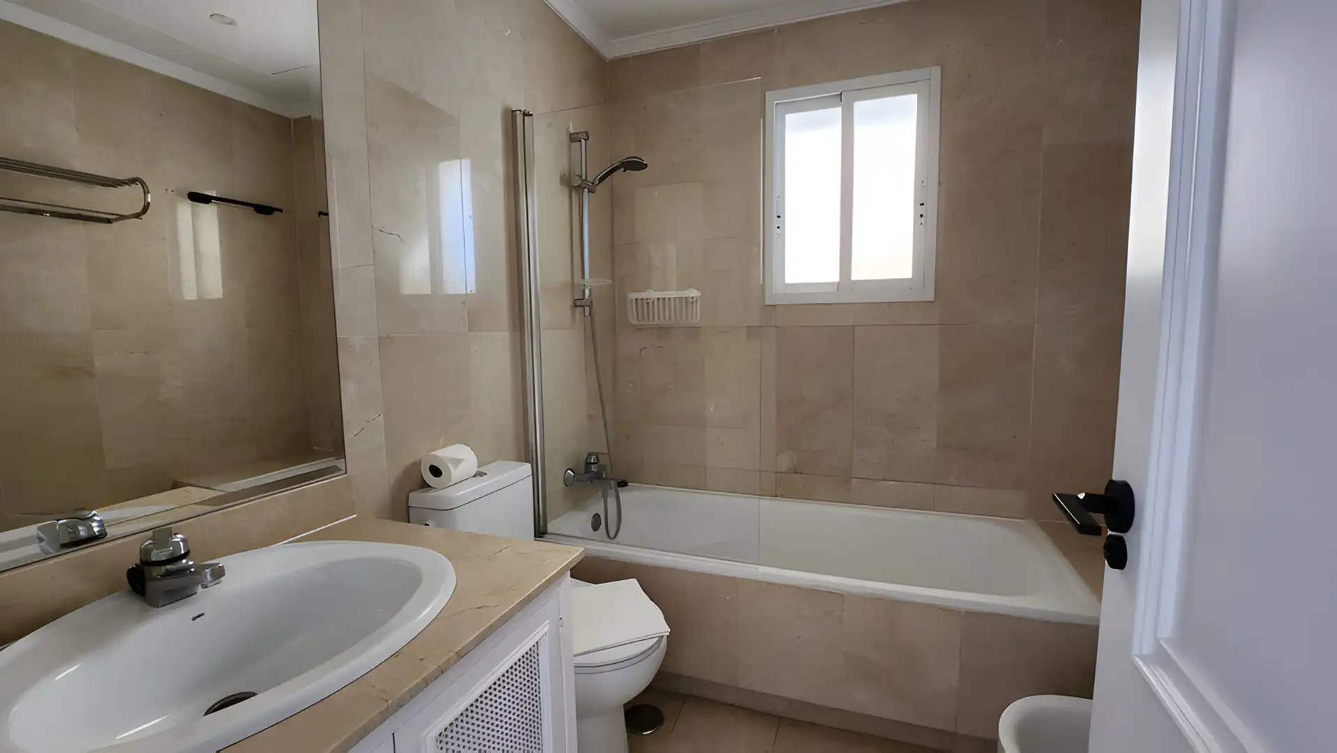 Badezimmer von Wohnungen zum Verkauf in Almería mit Klimaanlage, Terrasse und Schwimmbad