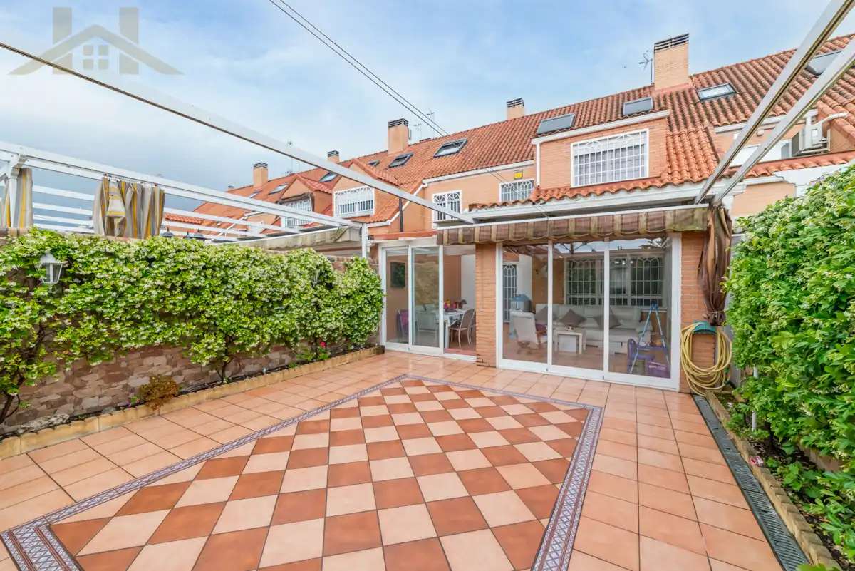 Jardí de Casa adosada en venda en Parla amb Aire condicionat, Calefacció i Jardí privat