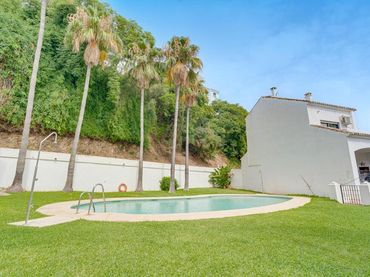 Baixos amb piscina en venda a Riviera del Sol