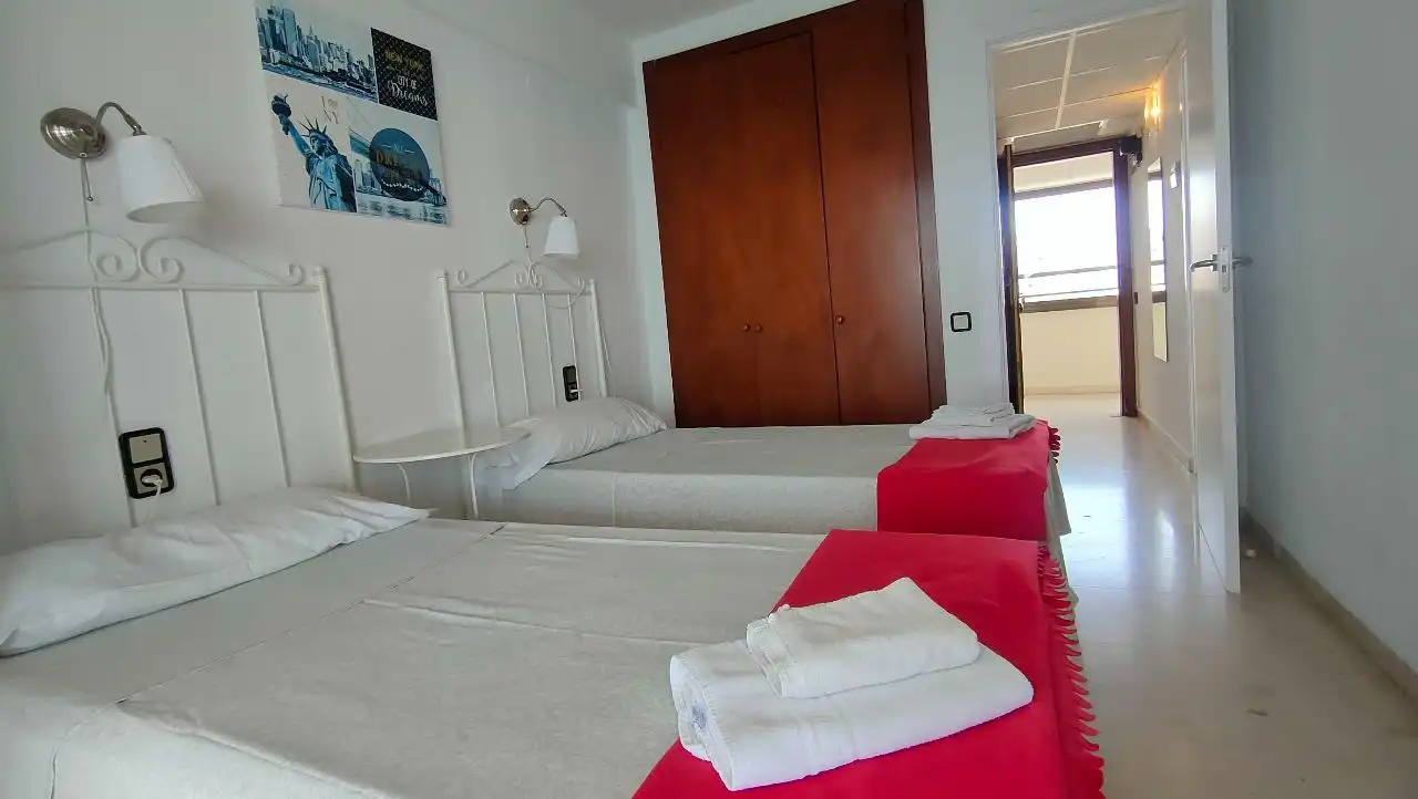 Habitación de Apartamento en venta en Benidorm con Aire acondicionado, Amueblado y Piscina comunitaria