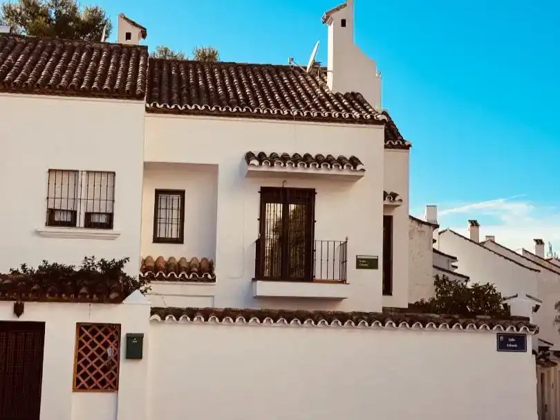 Vista exterior de Pis en venda en Marbella amb Piscina i Balcó