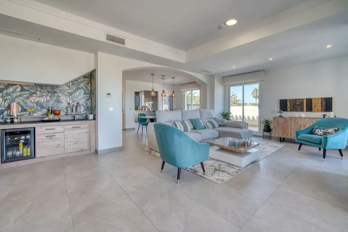Sala d'estar de Dúplex en venda en Sotogrande amb Aire condicionat, Terrassa i Traster