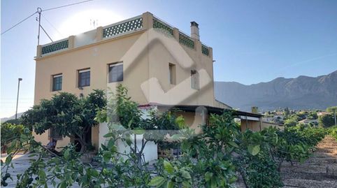 Amplia casa de campo en Beniarbeig. La casa se encuentra en un terreno urbano de 28.000m2 y cuenta con 2 alturas con salóncomedor,