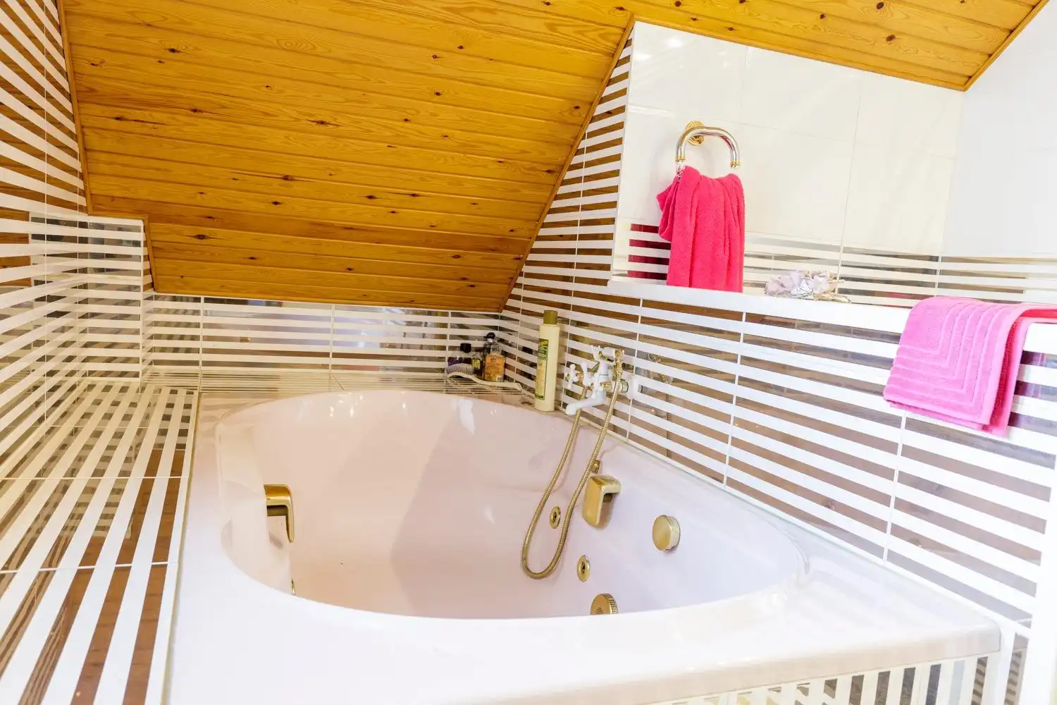 Bathroom of Houses for sale in Zaragoza  with Air Conditioner, Heating and Private garden