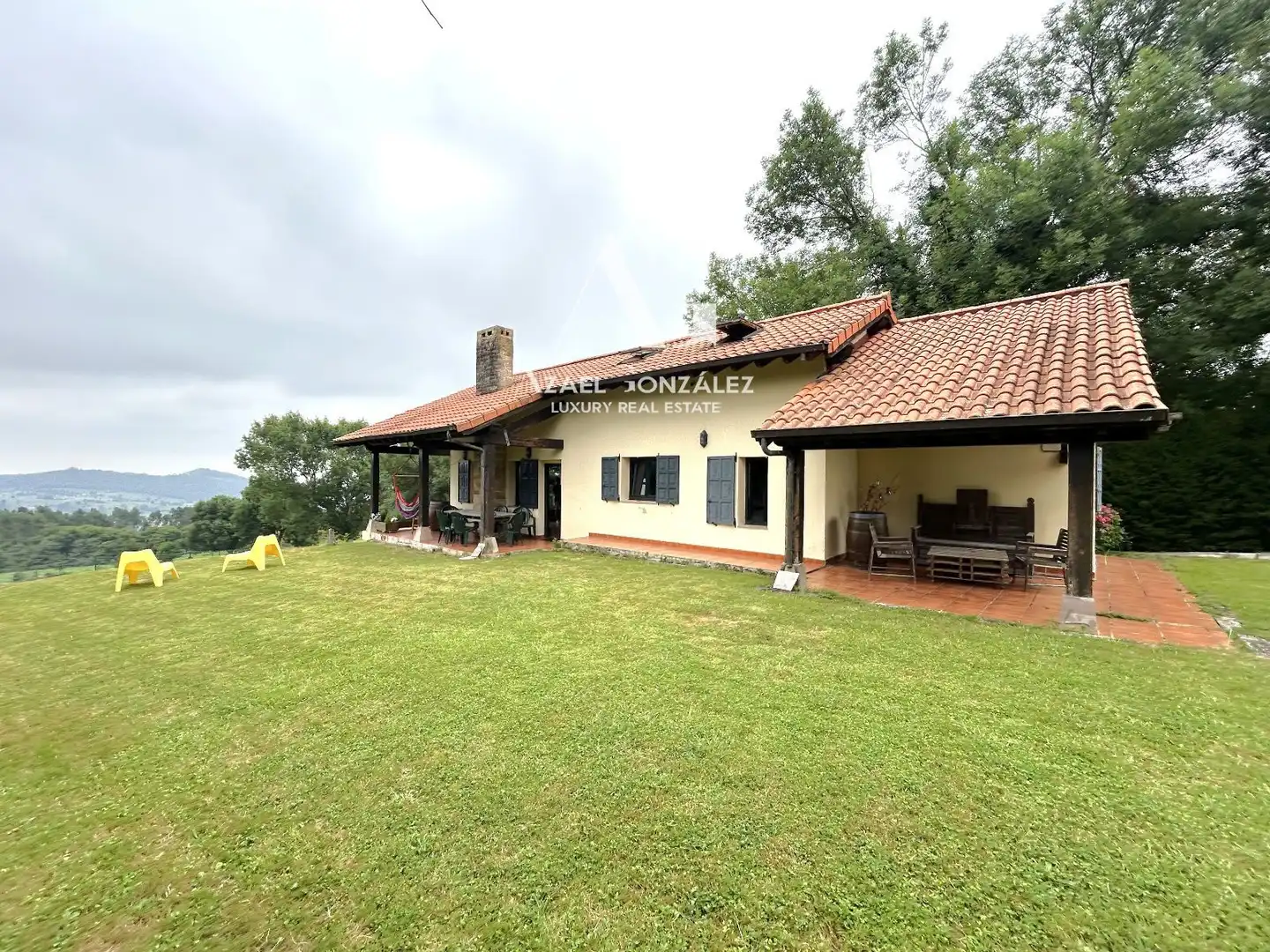 Vista exterior de Casa o xalet en venda en Entrambasaguas amb Calefacció, Jardí privat i Traster
