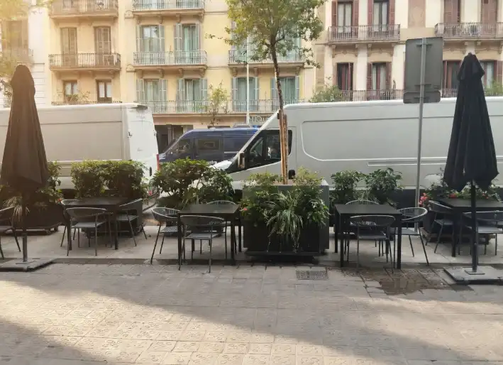 Aparcament de Local en venda en Barcelona amb Aire condicionat, Terrassa i Moblat