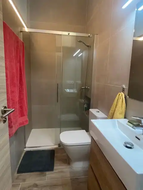 Badezimmer von Dachboden zur Miete in Santander mit Heizung, Privatgarten und Abstellraum