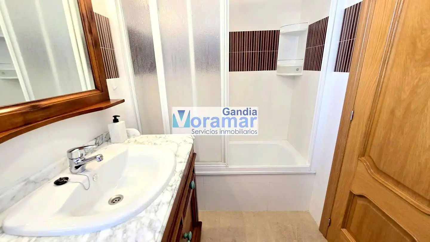 Bany de Apartament de lloguer en Gandia amb Aire condicionat, Terrassa i Moblat