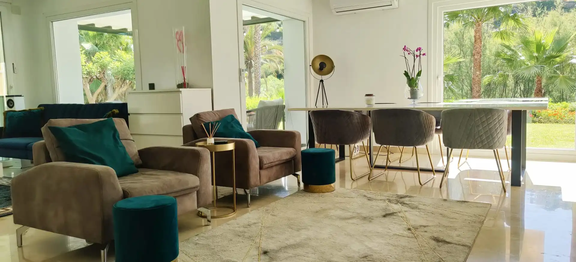 Sala de estar de Planta baja de alquiler en Benahavís con Aire acondicionado, Jardín privado y Terraza