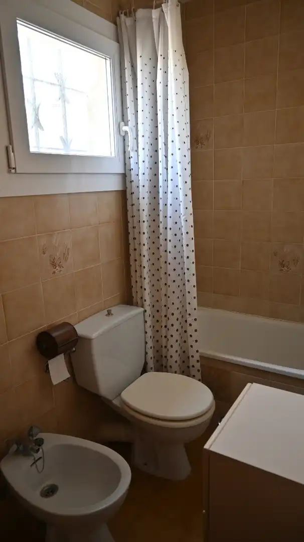 Badezimmer von Einfamilien-Reihenhaus zum Verkauf in L'Escala mit Möbliert