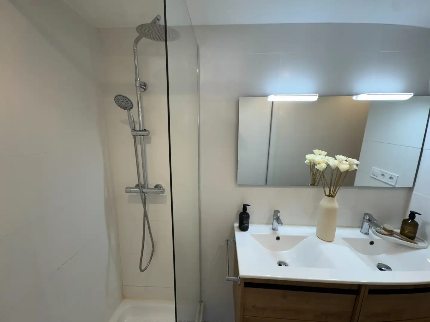 Badezimmer von Wohnung zur untervermieten in Madrid mit Klimaanlage, Heizung und Möbliert