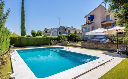 Piscina de Casa o xalet en venda en Montequinto amb Aire condicionat, Terrassa i Piscina