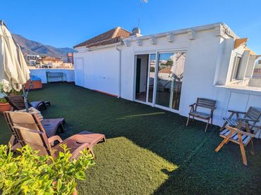 Penthouse with garden for sale in Estepona Pueblo