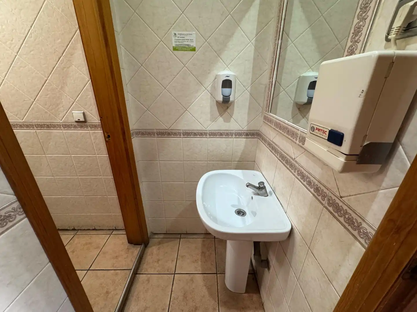 Baño de Local en venta en Torrevieja con Aire acondicionado y Amueblado