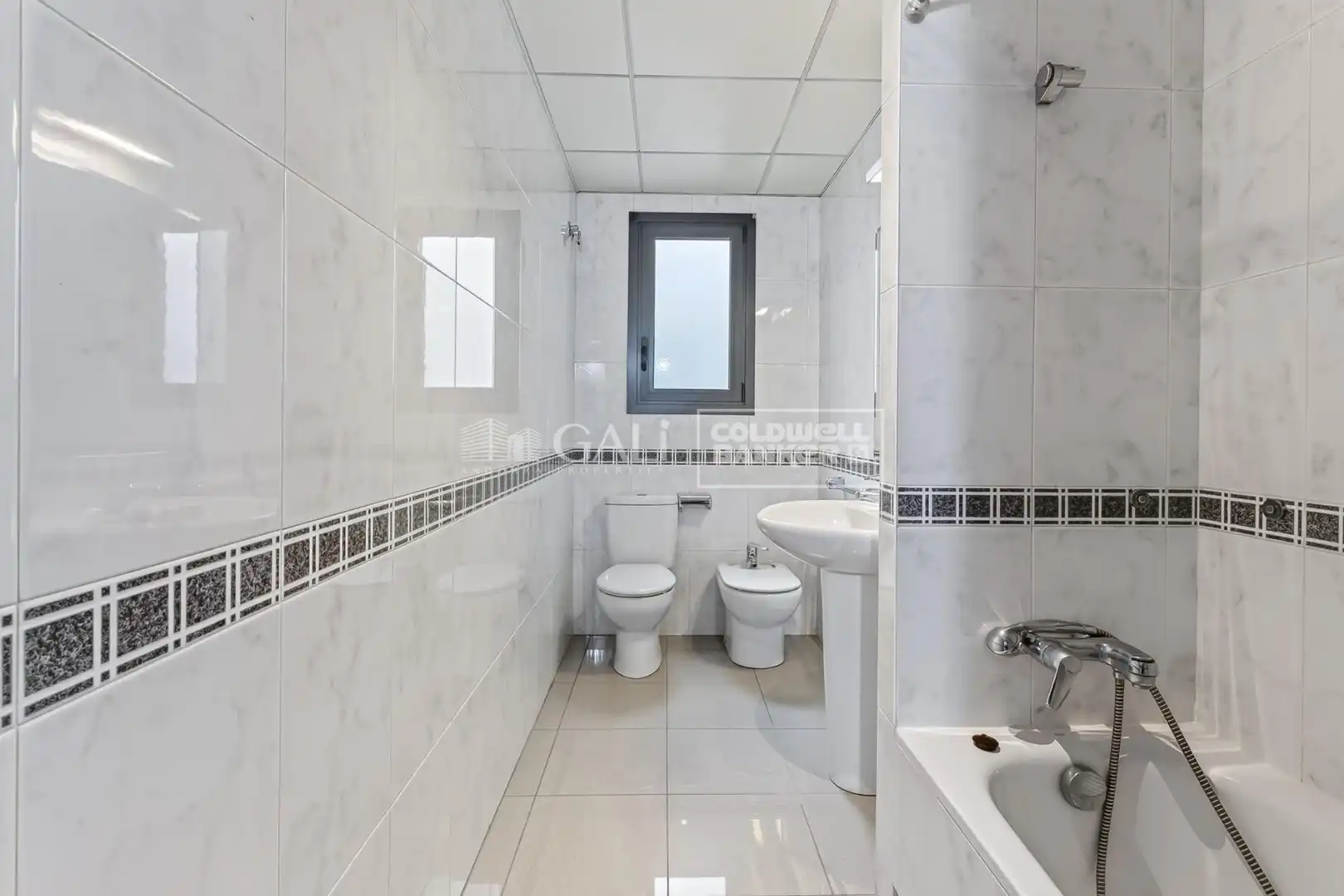 Baño de Piso de alquiler en Andorra la Vella con Calefacción, Terraza y Balcón