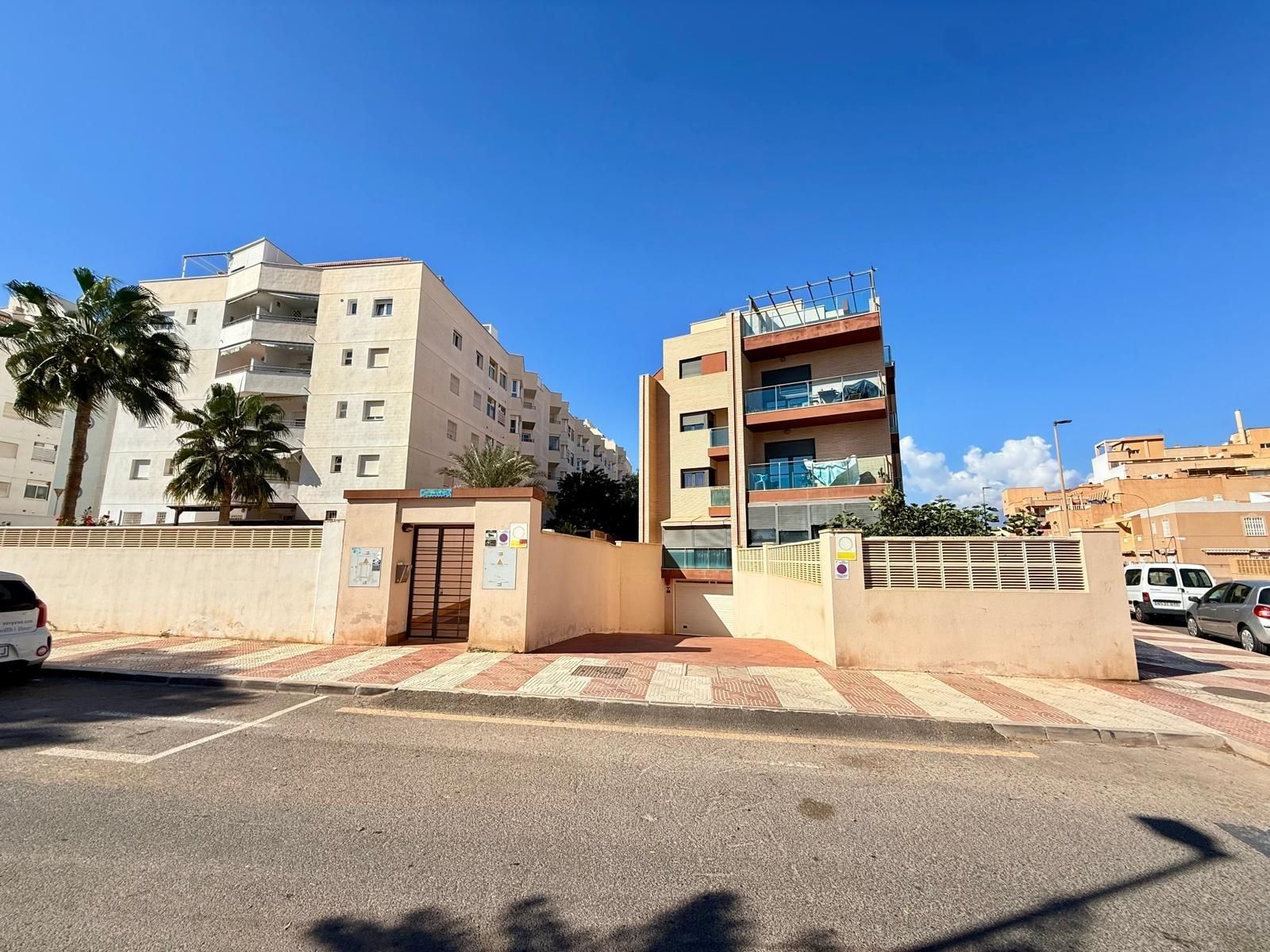 Vista exterior de Pis en venda en Roquetas de Mar amb Aire condicionat, Terrassa i Piscina comunitària
