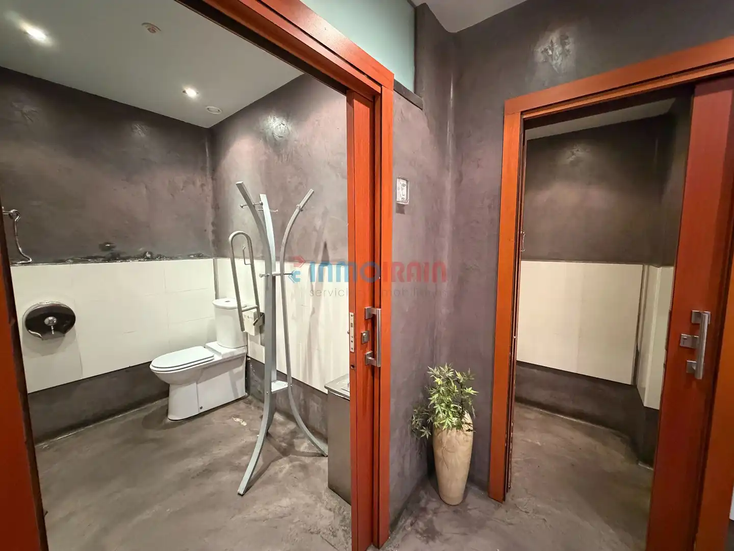 Bathroom of Commercial properties for sale in Zumarraga  with Air Conditioner