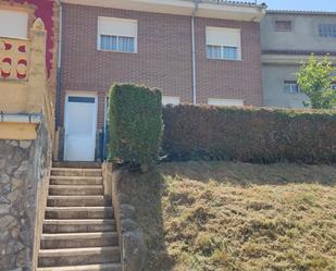 Vista exterior de Casa adosada en venda en Boñar amb Terrassa