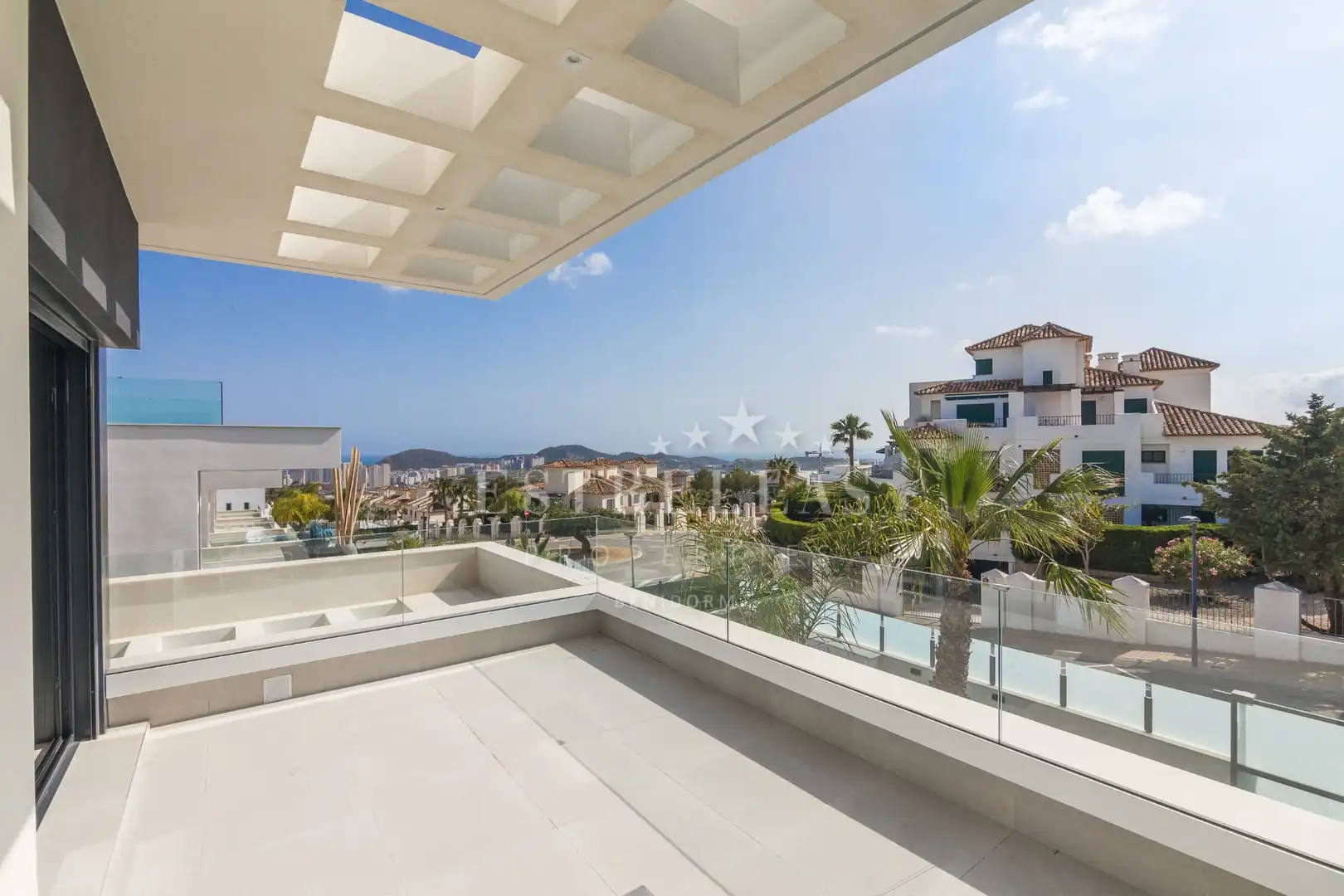 Chalet con piscina en venta en Golf Bahía, imagen 3