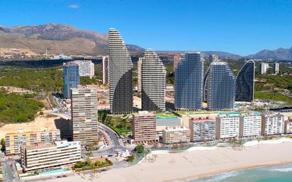 Vista exterior de Pis en venda en Benidorm amb Aire condicionat, Terrassa i Piscina