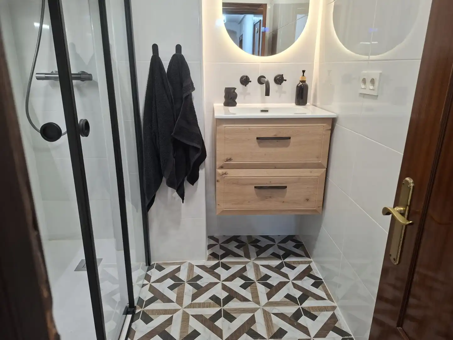 Bathroom of Flat for rent in Gijón   with Heating and Furnished