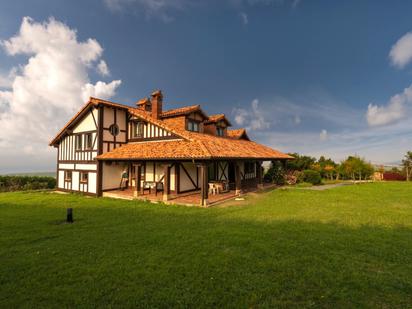 Vista exterior de Casa o xalet en venda en Suances amb Calefacció, Parquet i Terrassa