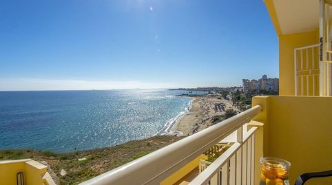 Fantástico apartamentodúplex en primera línea, ubicado en una de las mejores zonas de la Orihuela Costa, Dehesa de Campoamor. Esta