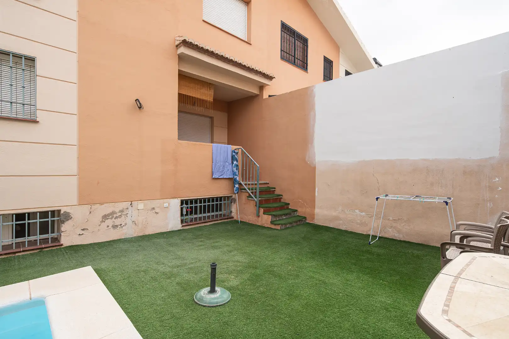 Vista exterior de Casa adosada en venda en Huétor Vega amb Aire condicionat, Jardí privat i Terrassa