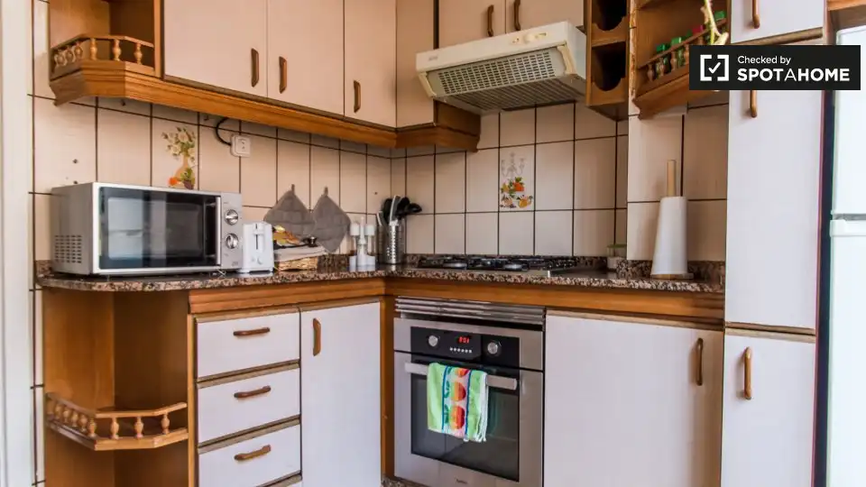 Cuina de Pis de lloguer en Valencia amb Aire condicionat, Calefacció i Moblat