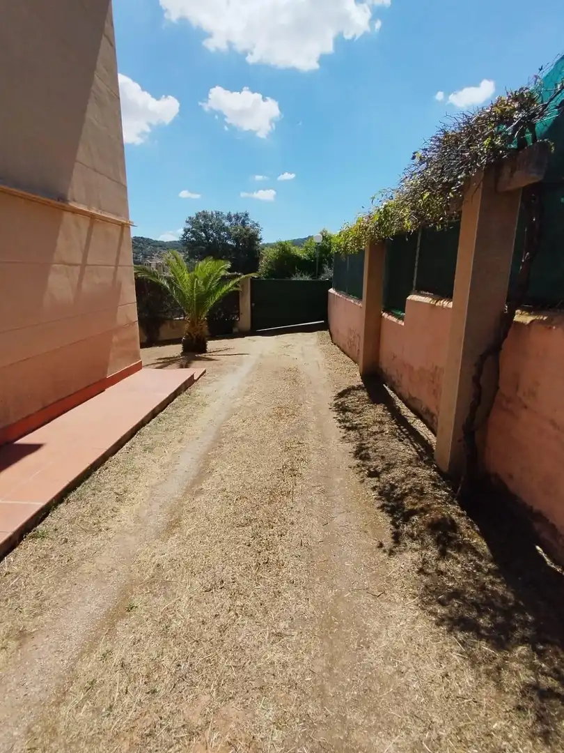 Vista exterior de Casa o xalet en venda en Cáceres amb Aire condicionat, Calefacció i Jardí privat
